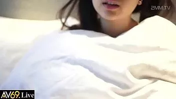 播放 害羞的青少年模特现在在 av69.live 上见到她