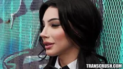 تشغيل TG نادلة الجنس المتشددين مع زميل ذكر