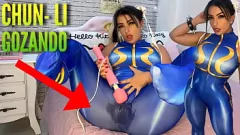 play Hentai Chun Li Cosplay: Hitachi Orgasm mouiller sa culotte et son pantalon